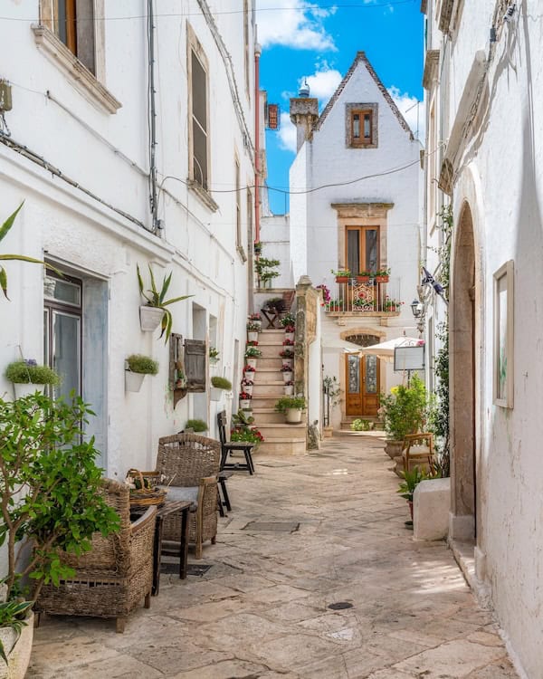 locorotondo alleyway - Puglia itinerary - Puglia locorotondo alleyway - Puglia